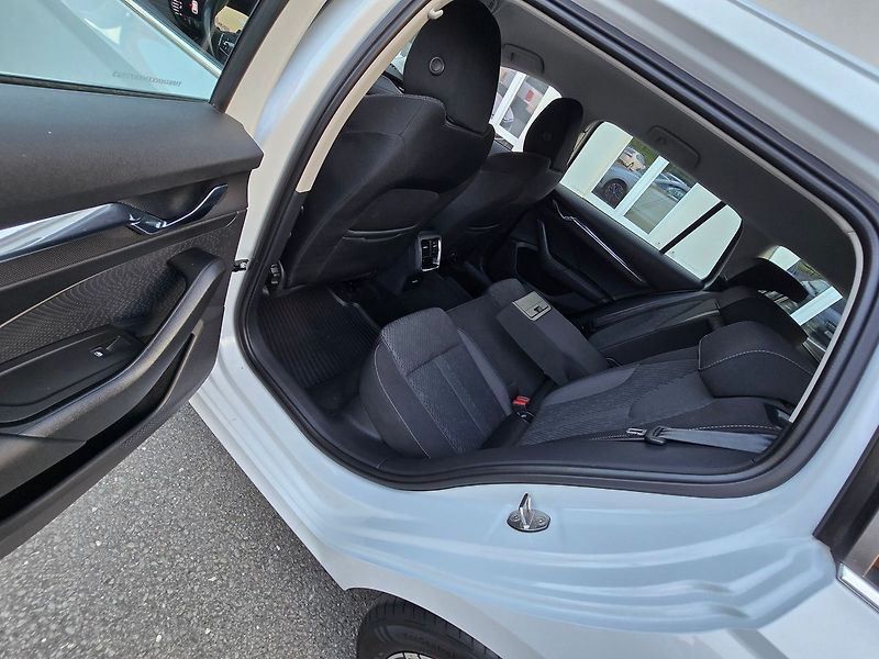 Škoda Octavia 2.0TDi 110kW DSG STYLE + NAVI - fotka 40 z 44