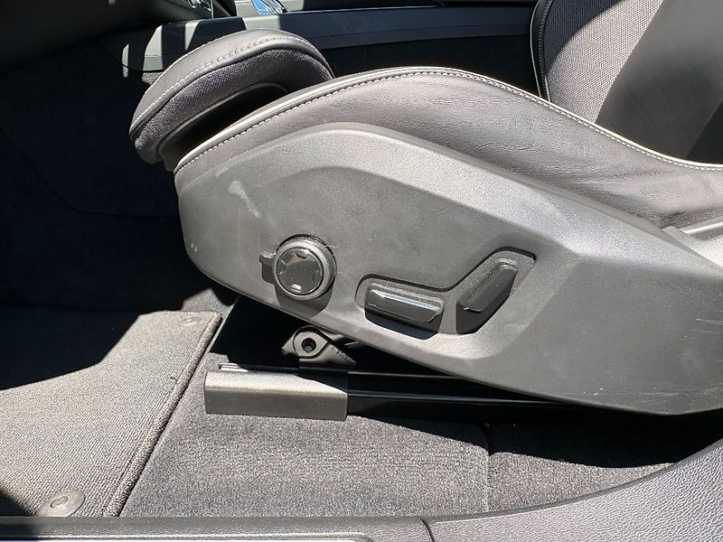 Volvo XC60 Plus Dark B5 AWD 184kW - fotka 23 z 26