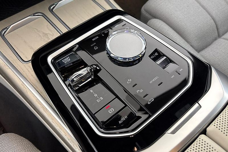 BMW i7 xDrive60 - fotka 11 z 27