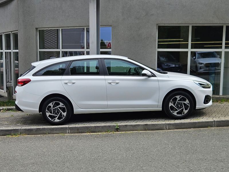 Hyundai i30 1.5i Comfort, serv.kn., 1.maj. - fotka 6 z 31