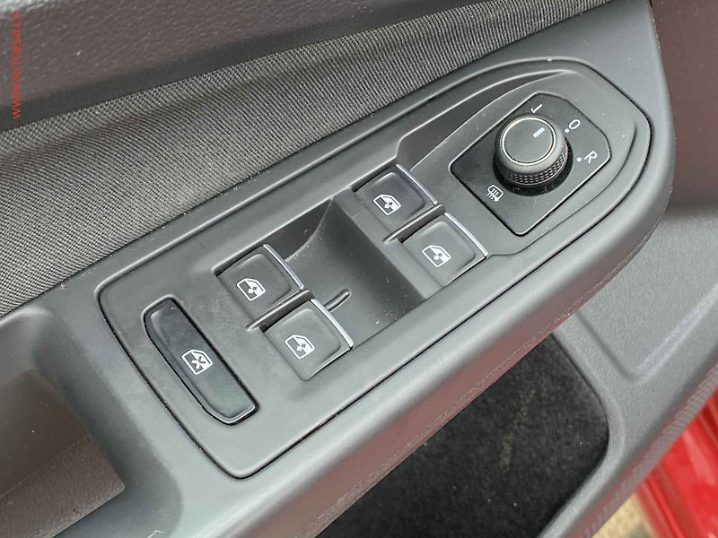 Volkswagen Golf (2022) 2.0 TDi, Life, DSG, LED - fotka 11 z 17