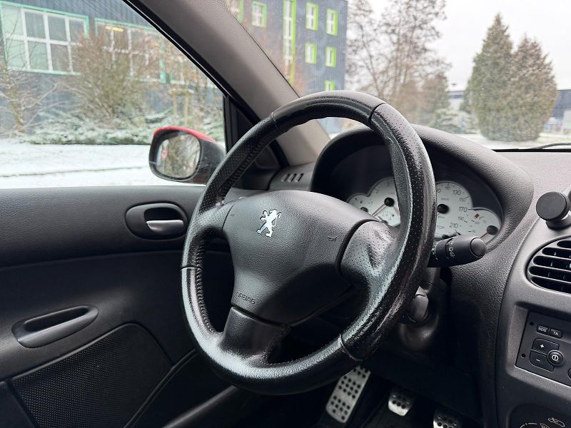 Peugeot 206 1,4i / 55 kW / sada pneu  - fotka 18 z 21