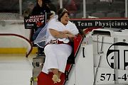 Svatební obřad na zimním stadionu a jízda nevěsty na rolbě Zamboni z 11. února 2011.