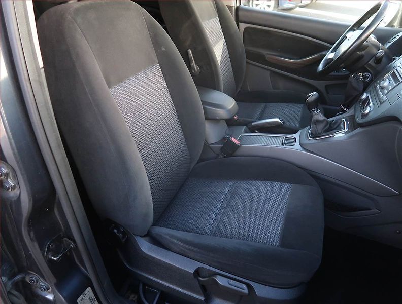 Ford C-MAX (2008) Ghia 1.6 TDCi, Tažné, Klima - fotka 9 z 17