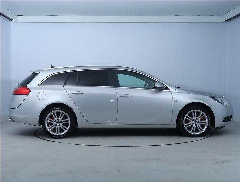 Opel Insignia (2010) 1.6 Turbo, Navi, Xenony - fotka 6 z 16