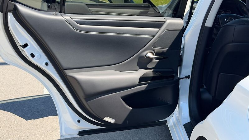 Lexus ES 300h 300h 2,5 HEV BUSINESS EDITION - fotka 17 z 25