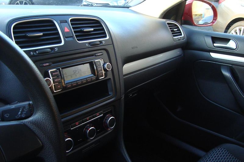 Volkswagen Golf (2011) VI.1.6TDi,ČR,S.kn1.MajSTK 8/27 - fotka 53 z 67