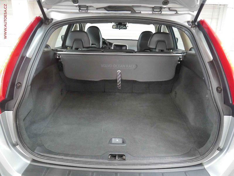 Volvo XC60 (2012) 2.4 D 4x4, 1.maj,ČR, Xenon - fotka 7 z 17