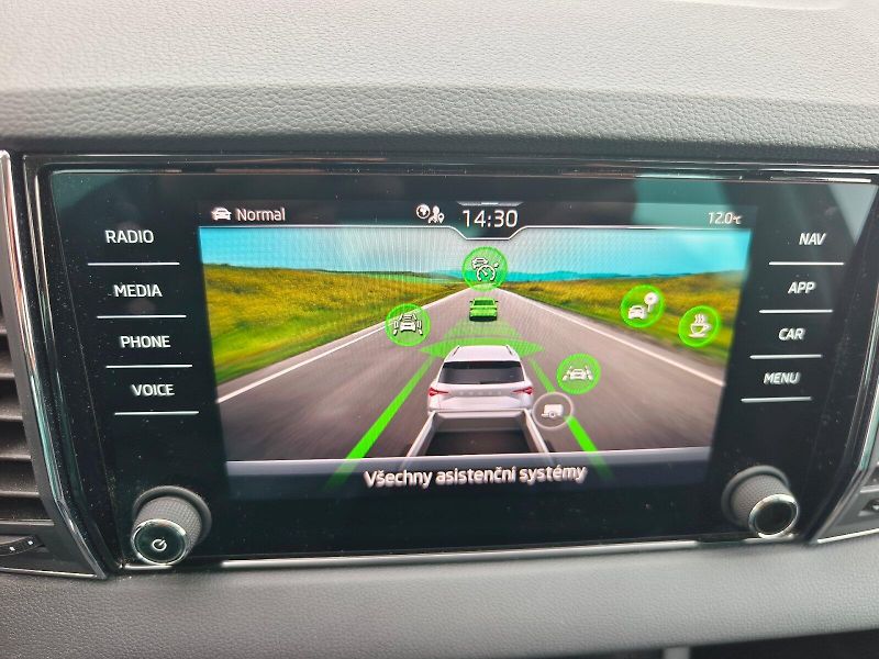 Škoda Karoq (2025) TOP SELECT TD 110/2.0 A7A 4x4 - fotka 18 z 35