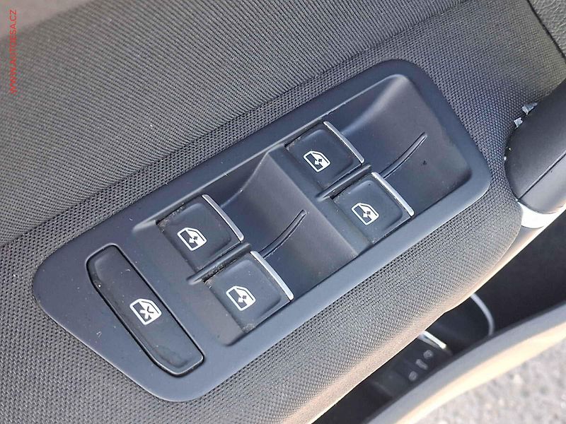 Volkswagen Golf Sportsvan (2015) 1.4 TSi, 1.maj,ČR, AC, tempo - fotka 11 z 18