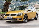 Volkswagen Golf (+5000 až 7000 Kč dle výbavy). Cena: 432 900 Kč