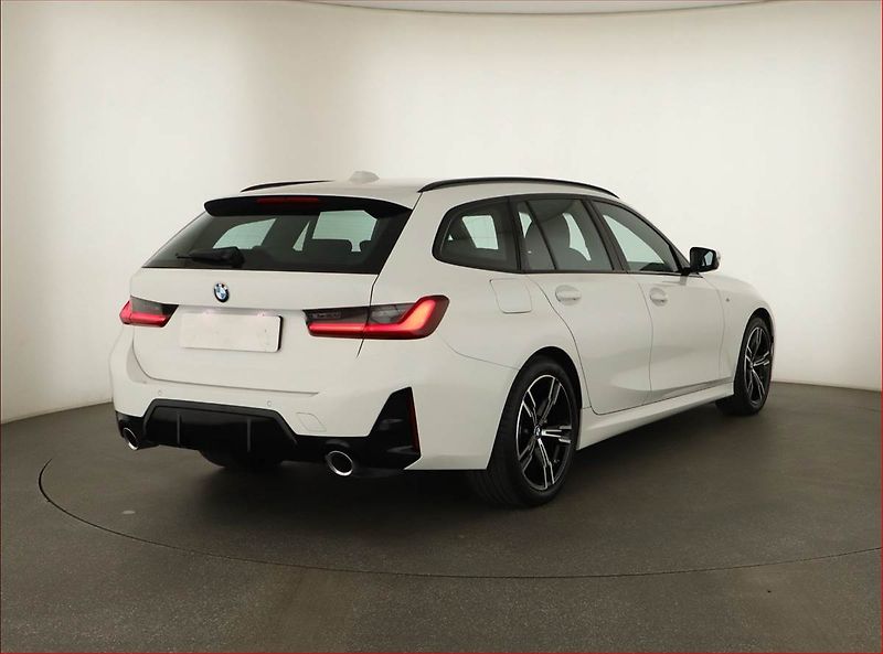BMW Řada 3 (2023) 320 d - fotka 5 z 20