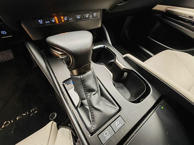Lexus ES 300h Prestige Plus - fotka 43 z 49