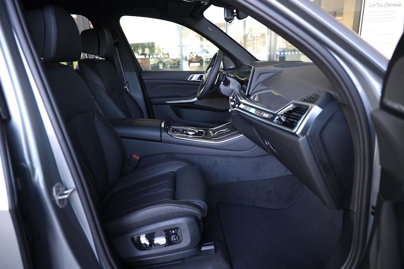 BMW X5 xDrive40i - fotka 14 z 18