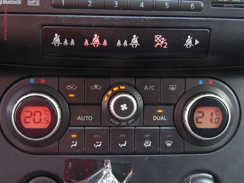 Nissan Qashqai (2009) 2.0 dCi 4x4, 7míst, ČR, AC - fotka 15 z 20