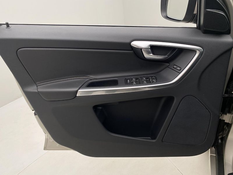 Volvo XC60 D4 AWD SUMMUM AUT  - fotka 7 z 42