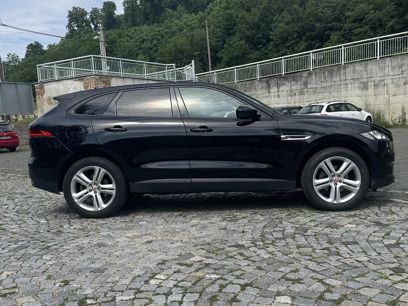 Jaguar F-Pace (2017) 2.0D, 132 kW - fotka 7 z 21