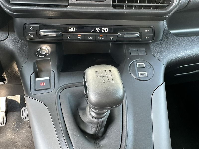 Toyota ProAce City Verso 1.5D-6M/T - FAMILY LONG - fotka 13 z 22