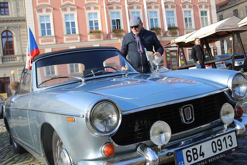 V pondělí 28. října byla na Masarykově náměstí ve Znojmě k vidění řada historických vozidel.