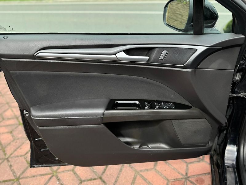 Ford Mondeo 2.0 Titan. 140kW  ČR 1.MAJ.DPH - fotka 18 z 27
