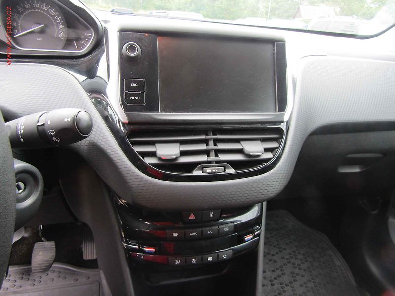 Peugeot 2008 (2017) 1.2 i, 1.maj,ČR, AC, výhřev - fotka 11 z 17