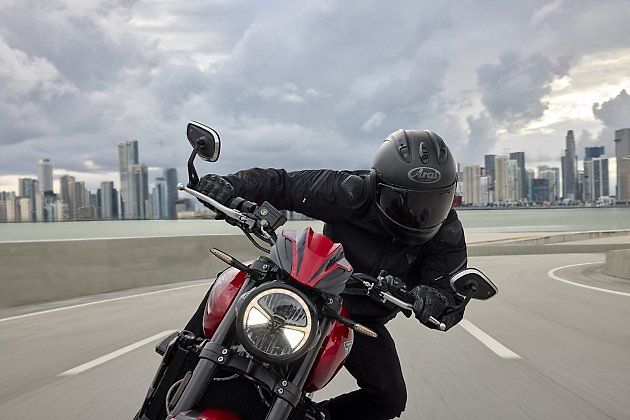 Kulaté světlo kryje minimalistický aerodynamický kšilt., zdroj: se svolením Triumph