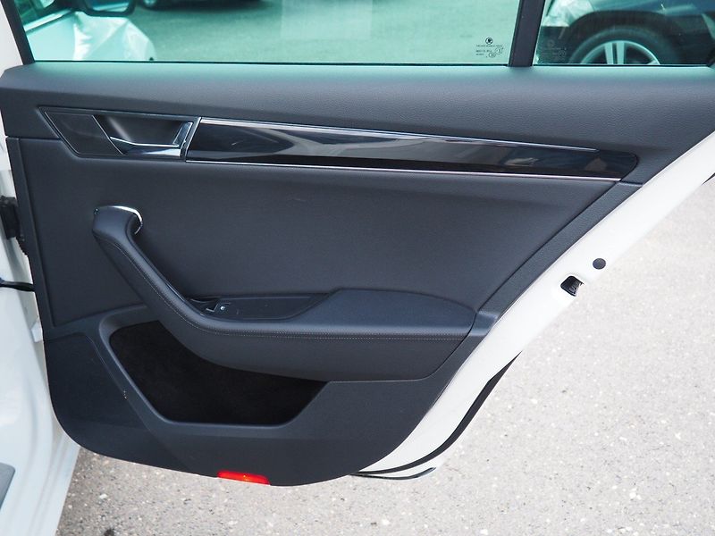 Škoda Superb (2021) 1.4 iV Hybrid L&K DSG Webasto - fotka 17 z 48
