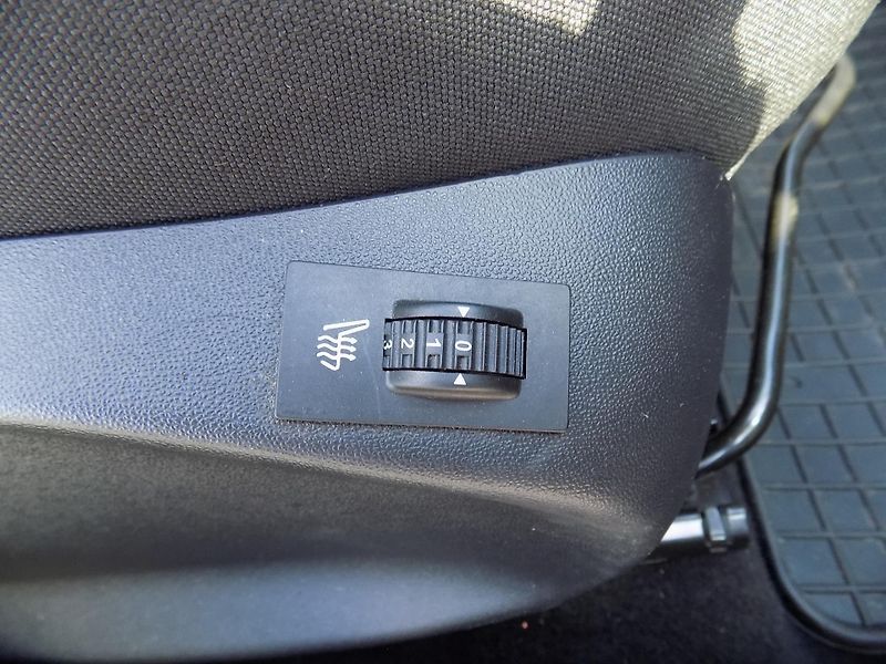Peugeot 2008 1,2I 60 KW ACTIVE, TAŽNÉ, ČR - fotka 28 z 41