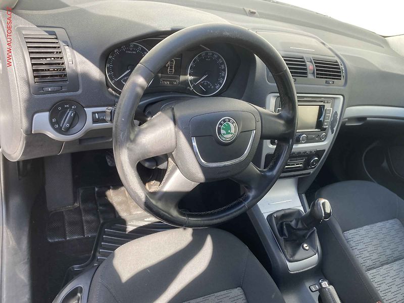 Škoda Octavia (2012) 2.0 TDi, ČR, autoAC - fotka 12 z 18