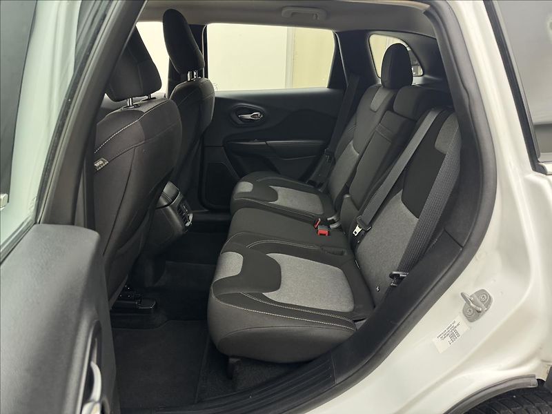 Jeep Cherokee 2,0 103kW 4X4 AC NAVI SENZORY - fotka 34 z 41