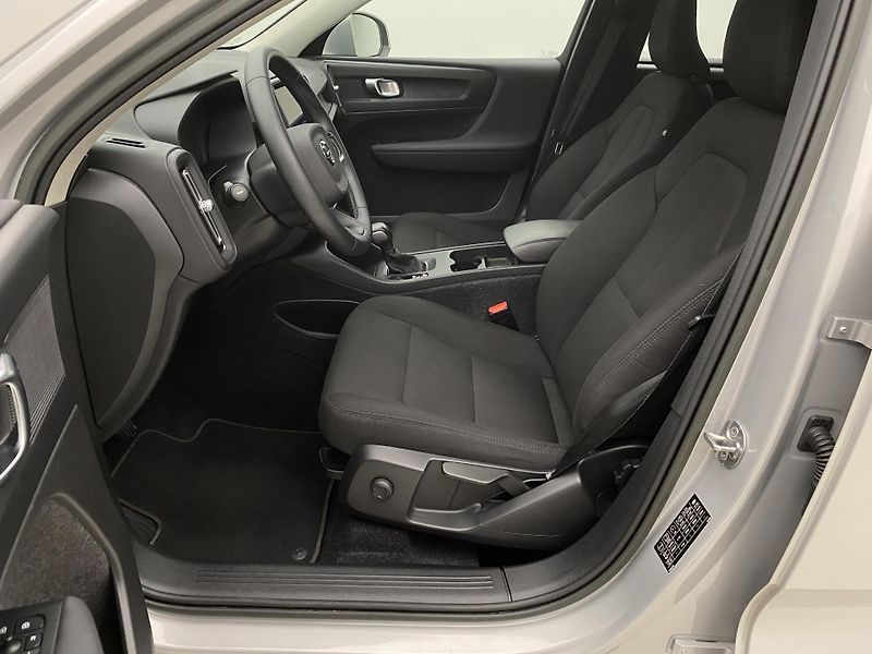 Volvo XC40 T2 ESSENTIAL  - fotka 3 z 37