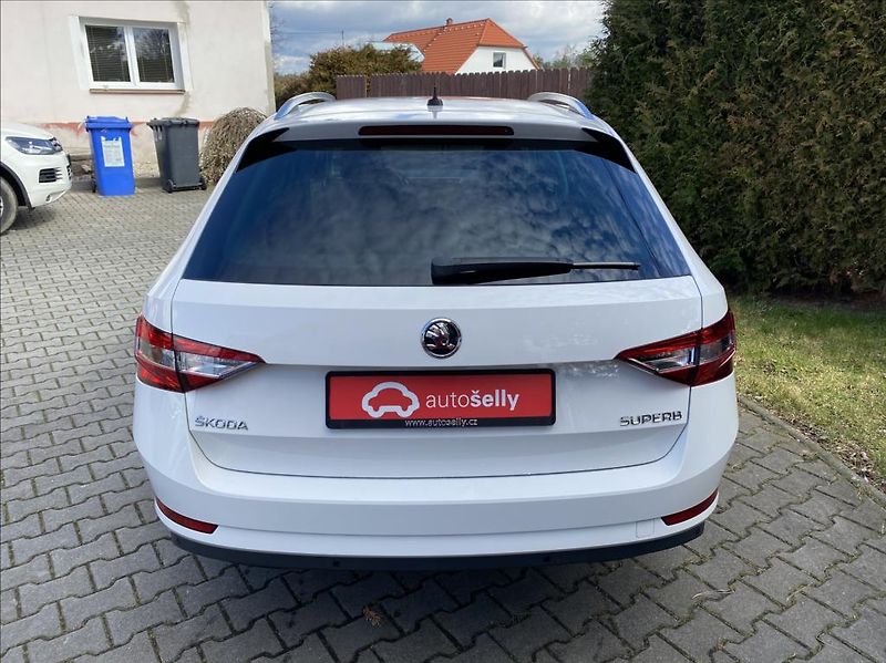 Škoda Superb 2,0 TDi  Executive / DSG / NAV - fotka 4 z 39