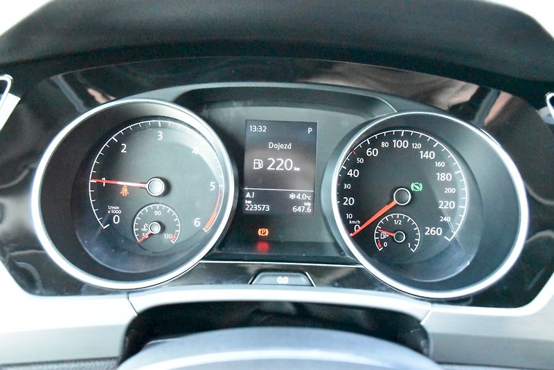 Volkswagen Touran (2016) Trendline 2.0 TDI 110kW DSG - fotka 16 z 31