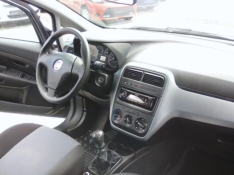 Fiat Punto (2010) 1.2i , 2.majitel - fotka 18 z 32
