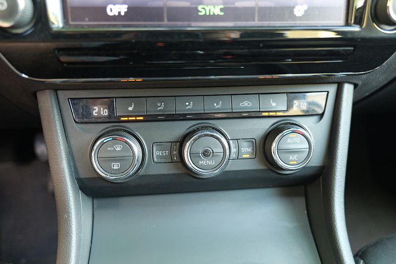 Škoda Superb 1.4 TSI Smartlink DAB PDC - fotka 24 z 28