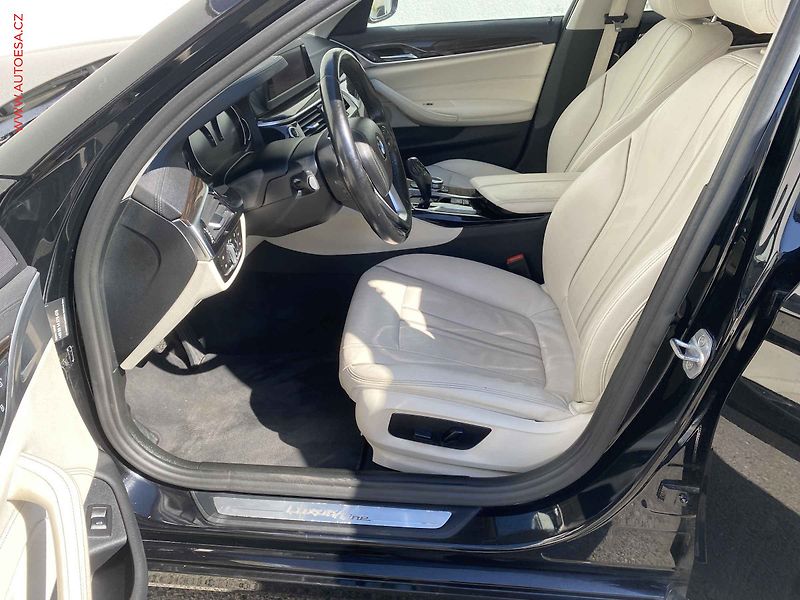 BMW Řada 5 (2018) 3.0i 540i xDrive, AT, +ALU - fotka 9 z 22