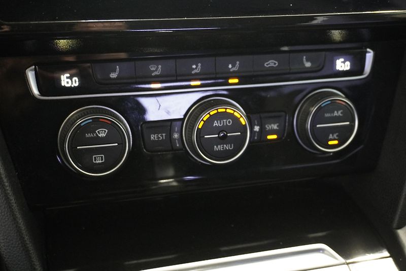 Volkswagen Passat 2,0 TSI 162kW DIGITAL, AUTOMAT - fotka 17 z 28