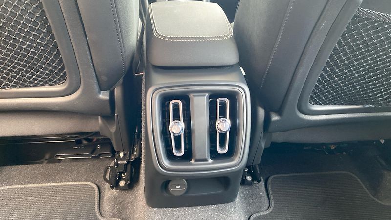 Volvo XC40 PLUS DARK, B4 AWD, 145+10 kW / - fotka 31 z 38