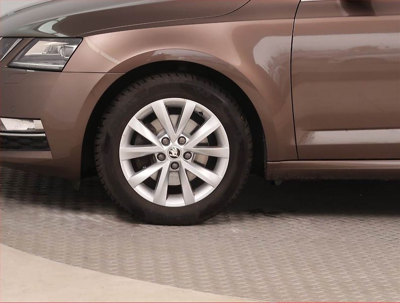Škoda Octavia (2019) Ambition Plus 1.5 TSI - fotka 14 z 15