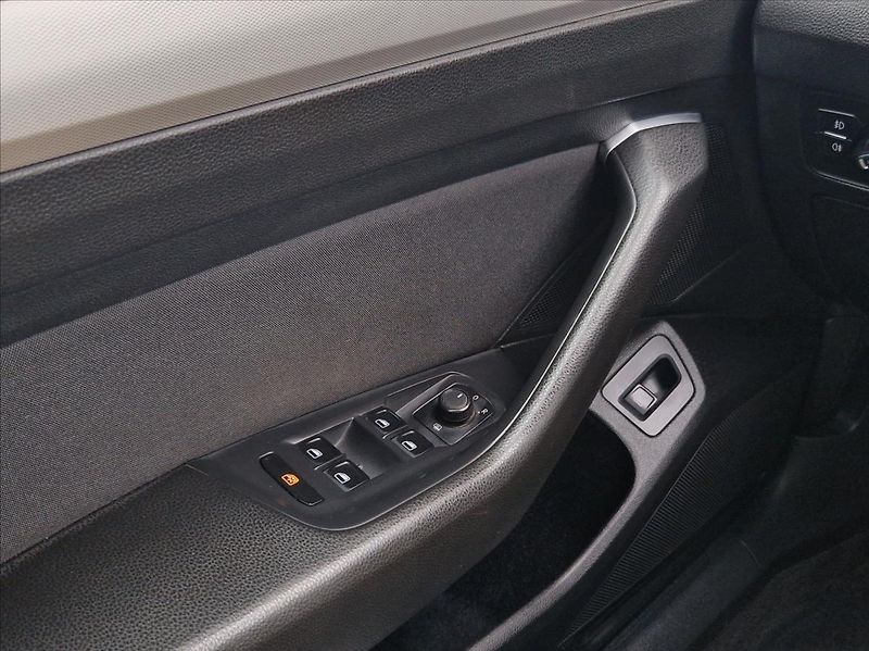 Volkswagen Passat 1,4 TSI 110kW SENZORY AUTOAC - fotka 39 z 42