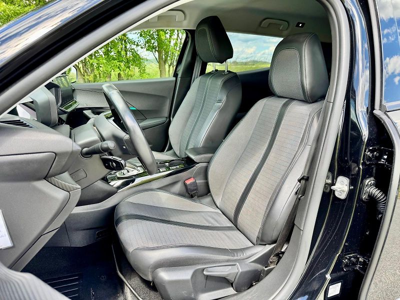 Peugeot 2008 (2021) 50kWh, SoH 90%, 360° Kamera - fotka 7 z 17