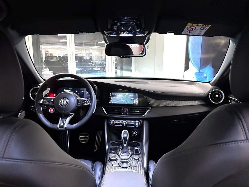 Alfa Romeo Giulia (2026) 2.9 V6 BiTurbo 520k QV Carbon - fotka 26 z 26