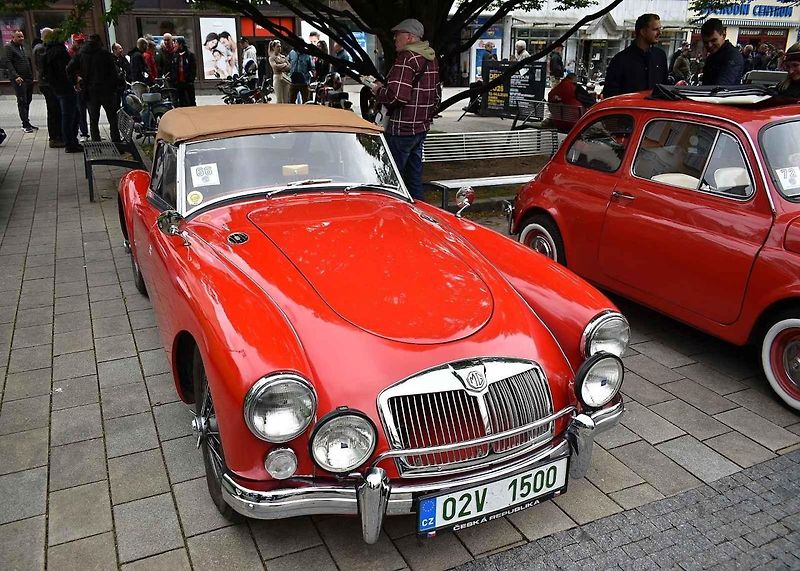 Tradiční sraz autoveteránistů na náměstí T. G. Masaryka v Prostějově. 18. května 2025