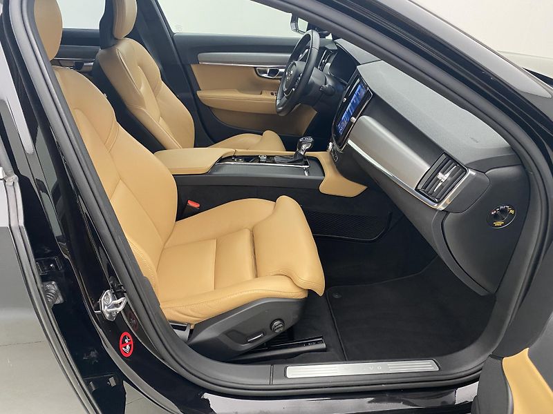 Volvo V90 D4 MOMENTUM AUT  - fotka 23 z 42