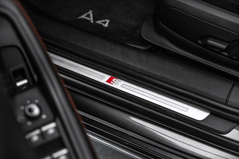 Audi A4 50 TDI quattro S-line - fotka 20 z 24