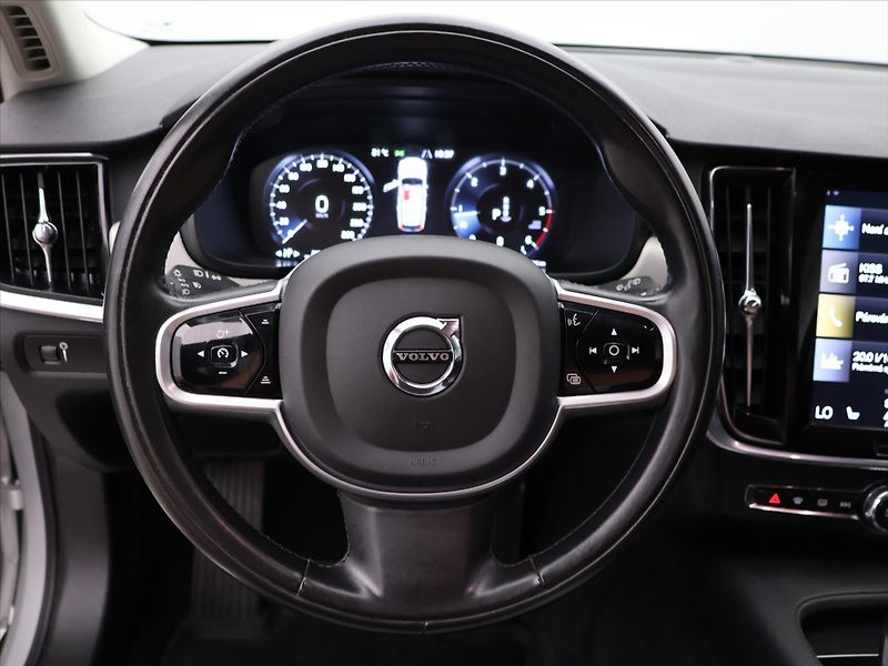 Volvo V90 2,0 D 145 kW Momentum Automat - fotka 17 z 32