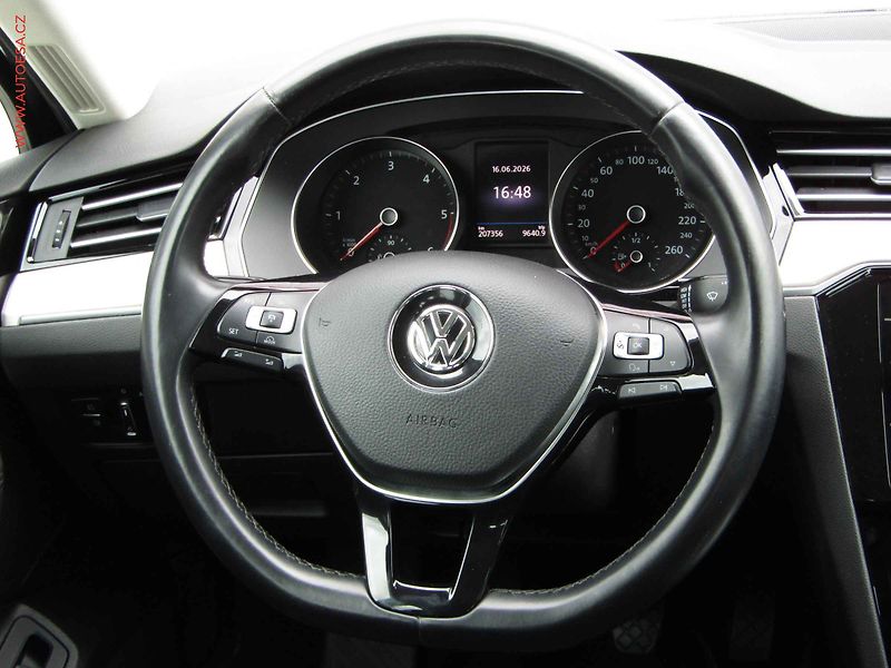Volkswagen Passat (2018) 2.0TDi - fotka 13 z 19