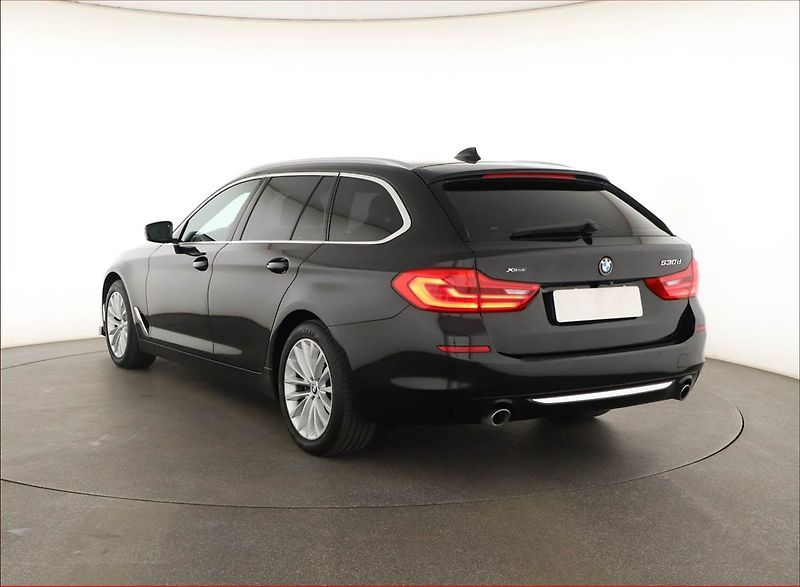 BMW Řada 5 (2018) Luxury Line 530d - fotka 4 z 20