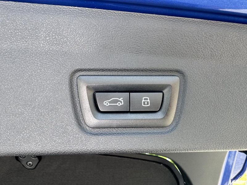 BMW i4 xDrive40 M-Sport HuD 360 DAPro - fotka 22 z 22
