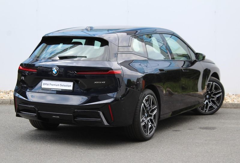 BMW iX xDrive45, 300kW - fotka 2 z 25